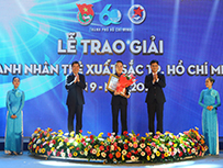 Ông Nguyễn Hoàng Anh - Phó Tổng Giám đốc Tổng Công ty được vinh danh giải thưởng "Doanh nhân trẻ xuất sắc TP.HCM" lần 9 - năm 2016