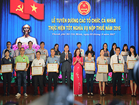 CNS nhận giấy khen hoàn thành nghĩa vụ nộp thuế 2016 của cục Thuế TPHCM