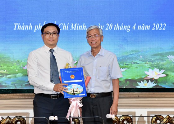 Phó Chủ tịch UBND TPHCM Võ Văn Hoan trao quyết định điều động đồng chí Vũ Ngọc Nam đến nhận công tác tại Tổng công ty Công nghiệp Sài Gòn TNHH MTV (CNS). Ảnh: VIỆT DŨNG